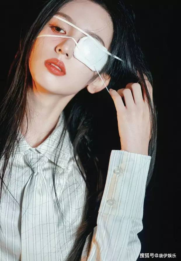 罩造型忧郁文艺眼神柔情故事感爆棚！j9九游会真人第一品牌周也晒新照眼