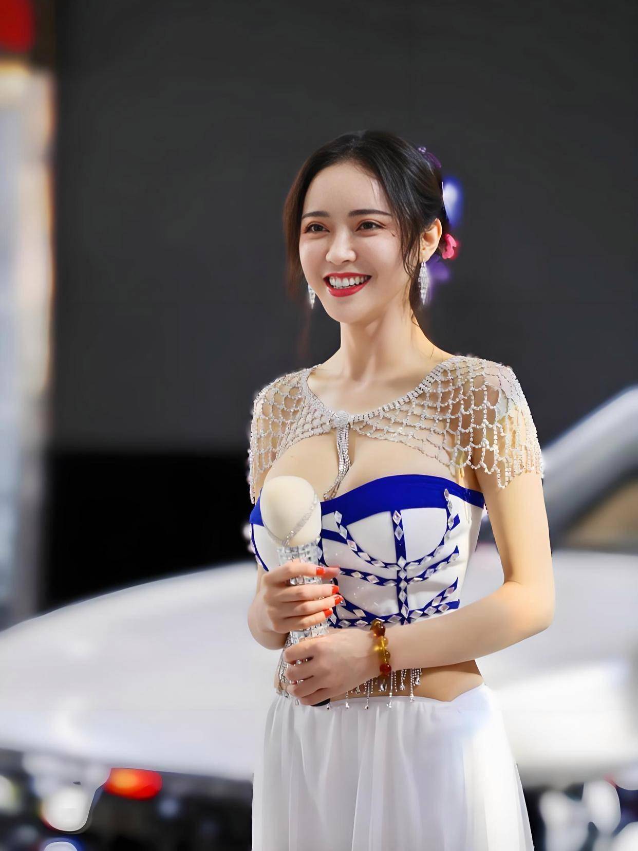电影这魔鬼身材不愧是模特出身！J9数字平台潘春春最惊艳的3部(图4)