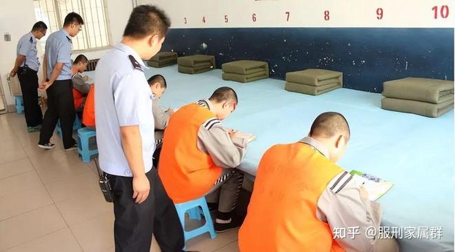揭开监禁生活的真实面貌九游会看守所的“住”：(图4)